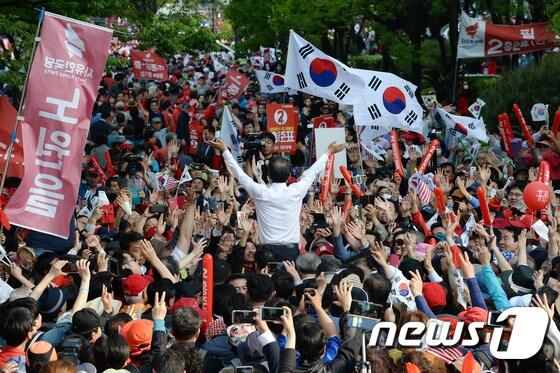 본문 이미지 - 홍준표 자유한국당 대선후보가 30일 오후 서울 강남구 삼성동 코엑스 앞에서 '자유대한민국 수호를 위한 서울대첩' 유세를 갖고 시민들 속에서 두손을 들어 지지를 호소하고 있다. 2017.4.30/뉴스1 ⓒ News1 박세연 기자