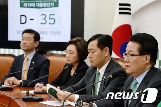 본문 이미지 - 박지원 국민의당 대표가 4일 오전 서울 여의도 국회에서 열린 당대표-원내대표단 간담회에서 모두발언을 하고 있다. 2017.4.4/뉴스1 ⓒ News1 박세연 기자