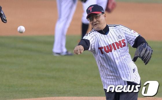 본문 이미지 - 이광환 전 LG 감독이 4일 서울 잠실야구장에서 열린 2017 프로야구 타이어뱅크 KBO리그 LG 트윈스와 삼성 라이온즈의 경기에서 시구를 하고 있다. 2017.4.4/뉴스1 ⓒ News1 이동원