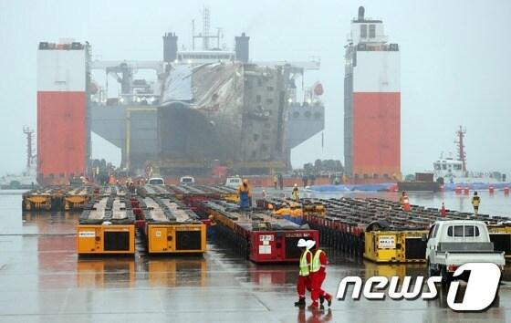 본문 이미지 - 5일 오후 전남 목포신항에서 세월호를 실은 반잠수식 선박이 종접안을 시도하고 있다. 2017.4.5/뉴스1 ⓒ News1 안은나 기자