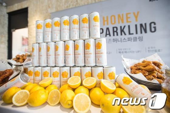 본문 이미지 - 교촌치킨 지난 2017년 출시한 '교촌 허니 스파클링' 2017.4.6/뉴스1 ⓒ News1 전민기 기자