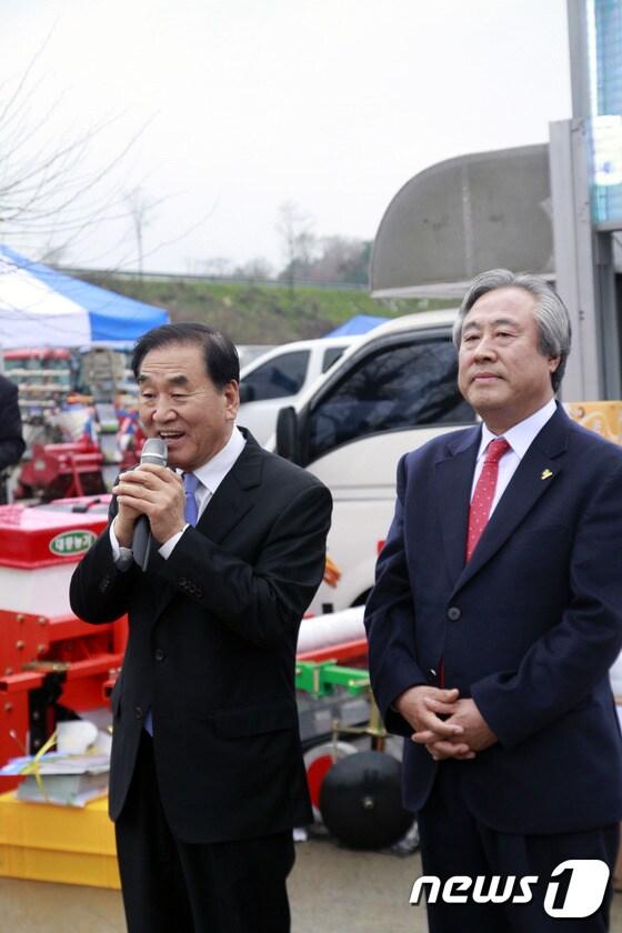 본문 이미지 - 6일 오전 11시 이재오 늘푸른한국당 대선후보가 경남 창녕군 창녕읍 대동공업 농기계 시연회 행사장을 찾아 참석한 창녕농업인과 환담을 나누고 국내1위 농기계 기업으로 성장한 대동농기계의 우수성을 치하했다.2017.4.6./뉴스1 ⓒ News1 이철우 기자