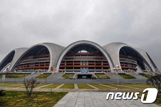 본문 이미지 - 6일 여자축구 대표선수들이 훈련장으로 사용한 5월1일(능라도)경기장. 15만여명의 관중들이 들어 갈 수 있는 규모의 경기장이다. 2017.4.6/뉴스1 ⓒ News1 사진공동취재단