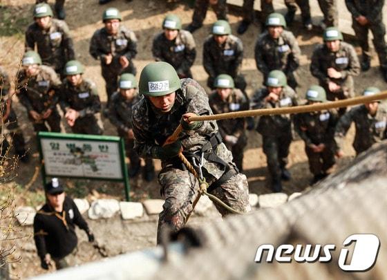 본문 이미지 - 7일 강원도 홍천군 육군 제11기계화보병사단 정찰대가 사단 유격훈련장에서 올해 첫 유격훈련을 진행했다. 이번훈련은 사단의 적지종심부대인 정찰대의 특성에 부합된 다양한 전장상황과 악조건에서도 부여된 임무를 수행하기 위해 마련했다.(육군 제11기계화보병사단 제공)2017.4.7/뉴스1 ⓒ News1 박태순 기자