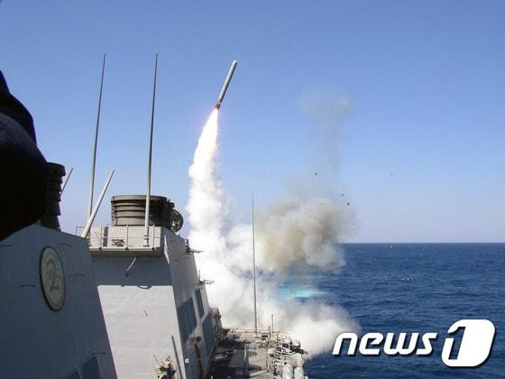 본문 이미지 - 미국 해군 구축함 USS포터에서 토마호크 순항미사일이 발사되는 모습(자료사진)  ⓒ AFP=뉴스1