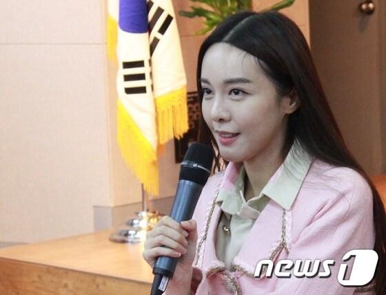 본문 이미지 - 지난 4월7일 제주웰컴센터 대회의실에서 캐서린 리(Cathryn Lee)를 제주관광공사 홍보대사로 위촉하는 기념식이 진행됐다. 캐서린 리는 동남아시아 및 중화권 지역을 주 무대로 활동하는 배우이자 모델로 1년간 온·오프라인에서 제주관광 홍보활동을 펼치게 된다. 2017.4.7/뉴스1 ⓒ News1 안서연 기자