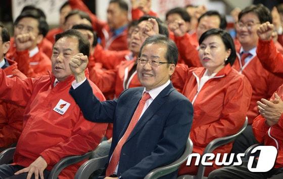 본문 이미지 - 홍준표 자유한국당 대선후보(가운데)를 비롯한 당원들이 7일 오후 경기도 안양시 동안구 안양실내체육관에서 열린 자유한국당 경기·인천 선대위 발대식 겸 필승대회에 참석해 대선 필승 구호를 외치고 있다. 2017.4.7/뉴스1 ⓒ News1 오장환 기자