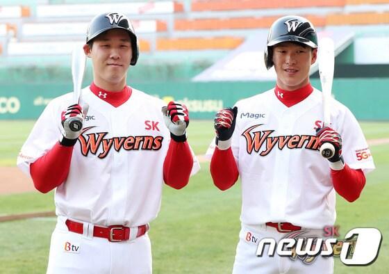 본문 이미지 - 트레이드를 통해 KIA 타이거즈에서 SK 와이번스로 팀을 옮긴 노수광(왼쪽)과 이홍구. (SK 제공) ⓒ News1