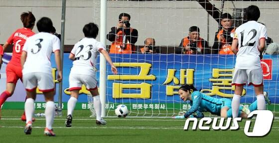 본문 이미지 - 지난 2017년 4월 7일 평양 김일성경기장에서 열린 '2018 여자축구 아시안컵' 예선 대한민국과 북한의 경기. /뉴스1 ⓒ News1 사진공동취재단