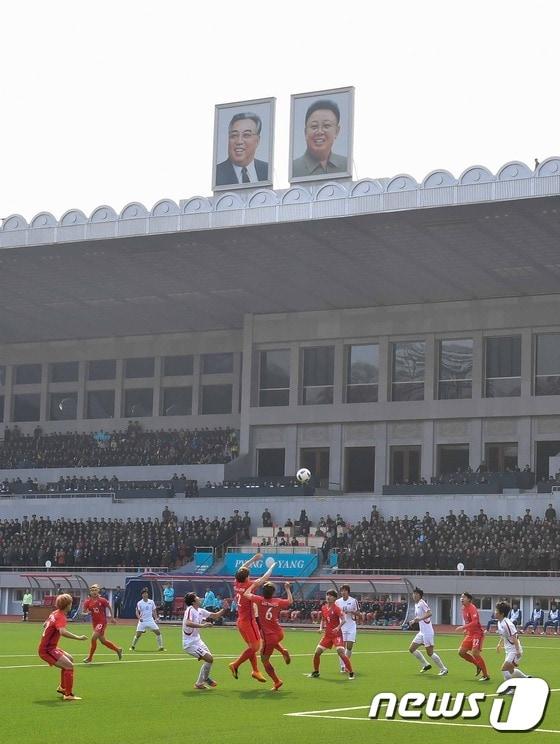 본문 이미지 - 대한민국 여자축구 대표팀 선수들이 7일 평양 김일성경기장에서 열린 여자축구 아시안컵 예선전 북한과의 경기를 펼치고 있다.2017.4.7/뉴스1 ⓒ News1 사진공동취재단