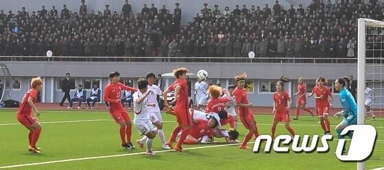 본문 이미지 - 지난 4월7일 북한 평양 김일성경기장에서 남북한 여자 축구선수 대표팀 간의 여자축구 아시안컵 대회 예선전 경기가 치러지고 있다. 2017.4.7/뉴스1 ⓒ News1 사진공동취재단