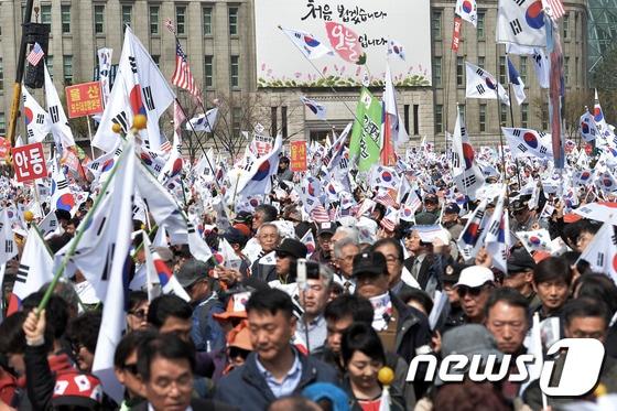 본문 이미지 - 8일 오후 서울 덕수궁 대한문 앞에서 국민저항본부 주최로 열린 제5차 대통령 탄핵무효 국민대회에서 참가자들이 태극기를 흔들고 있다. 2017.4.8/뉴스1 ⓒ News1 구윤성 기자