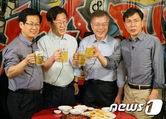 본문 이미지 - 문재인 대통령(왼쪽에서 두번째). 사진은  더불어민주당 대선후보로 선출된 문 대통령이 지난4월 8일 서울 마포구 한 호프집에서 경선을 치뤘던 후보들과 함께 '호프타임'을 갖고 있는 모습. 왼쪽부터 최성 고양시장, 이재명 성남시장, 문 대통령, 안희정 충남지사. 2017.4.8/뉴스1 ⓒ News1 송원영 기자