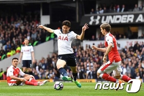 본문 이미지 - 손흥민이 1일(한국시간) 영국 런던의 화이트 하트 레인에서 열린 아스널과의 2016-17 잉글랜드 프리미어리그 35라운드에서 공격을 시도하고 있다. ⓒ AFP=News1