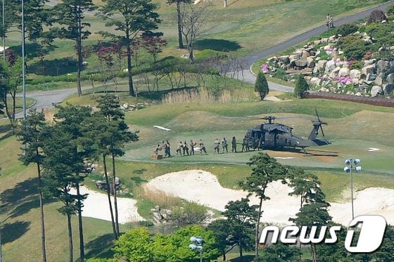 본문 이미지 - 1일 오후 경북 성주군 사드(THAAD·고고도미사일방어체계)배치 부지에서 미군들이 헬기로 실어 온 물자를 나르고 있다. 2017.5.1/뉴스1 ⓒ News1 이종현 기자