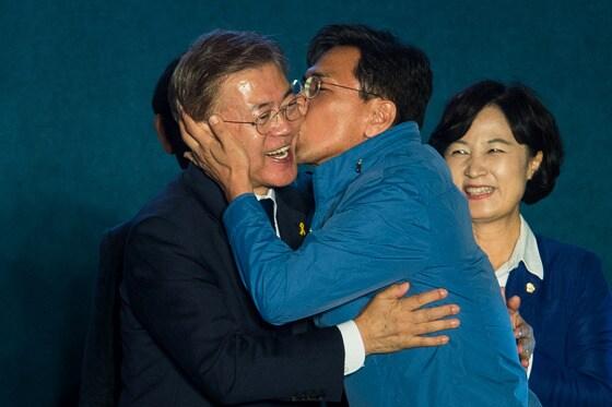 본문 이미지 - 안희정 충남지사가 9일 서울 세종문화회관 옆 세종로공원에서 열린 문재인 대통령 당선인 대국민 인사에서 문 당선인의 볼에 입맞추고 있다. 2017.5.9/뉴스1 ⓒ News1 유승관 기자