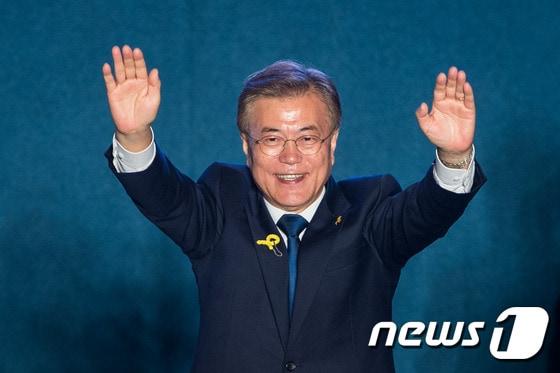 본문 이미지 - 문재인 대통령 당선인이 19대 대통령 당선이 확정 되자 10일 서울 세종문화회관 옆 세종로공원에서 대국민 인사를 마친 후 시민들을 향해 손흔들고 있다. 2017.5.10/뉴스1 ⓒ News1 유승관 기자
