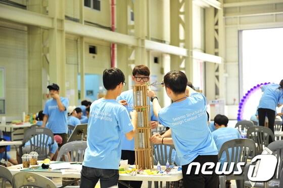 본문 이미지 - 부산대학교는 2017 구조물 내진설계 경진대회를 오는 오는 7월 20일부터 이틀동안 개최한다고 10일 밝혔다. 학생들이 내진설계 작품을 제작하는 모습.(부산대 제공) ⓒ News1