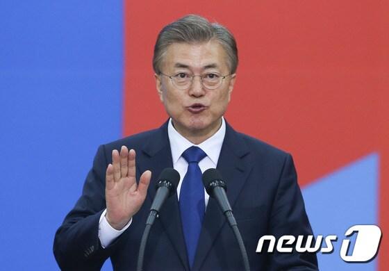 본문 이미지 - 문재인 대통령이 지난 2017년 5월10일 서울 여의도 국회 본청 중앙홀에서 열린 제19대 대통령 취임식에서 선서를 하고 있는 모습. 2017.5.10/뉴스1 ⓒ News1 허경 기자