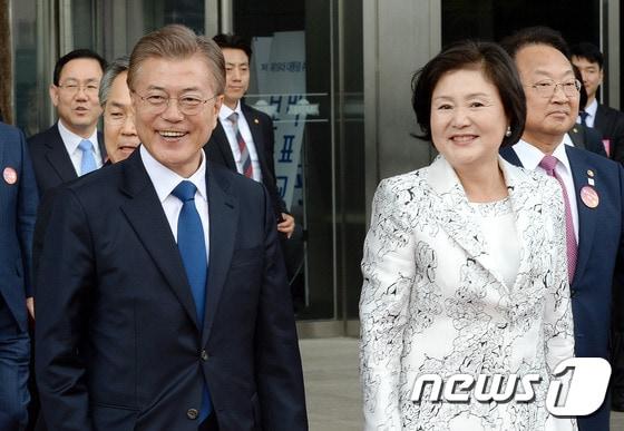 본문 이미지 - 문재인 대통령과 영부인 김정숙 여사가 10일 오전 서울 여의도 국회의사당에서 열린 제19대 대통령 취임식을 마친 후 국회를 나서고 있다.2017.5.10/뉴스1 ⓒ News1 박세연 기자