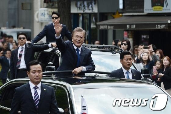 본문 이미지 - 문재인 대통령이 10일 오후 서울 종로구 효차로를 지나 청와대로 향하며 시민들에게 손을 흔들어 인사하고 있다. 2017.5.10/뉴스1 ⓒ News1 민경석 기자