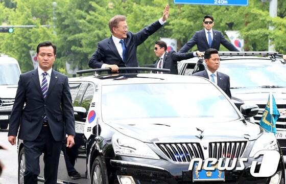 본문 이미지 - 국회에서 취임식을 마친 문재인 대통령이 10일 오후 서울 여의도 국회대로를 지나며 시민들을 향해 손을 흔들고 있다. 2017.5.10/뉴스1 ⓒ News1 박지혜 기자