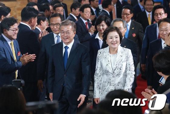 본문 이미지 - 문재인 대통령과 영부인 김정숙 여사. ⓒ News1 국회사진취재단