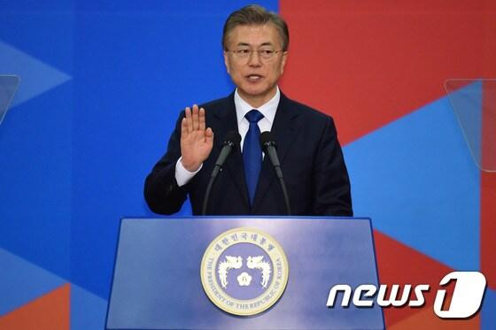 본문 이미지 - 문재인 대통령이 10일 서울 여의도 국회 본청 중앙홀에서 열린 제19대 대통령이 취임식에서 선서를 하고 있다. 2017.5.10/뉴스1 ⓒ News1 국회사진취재단