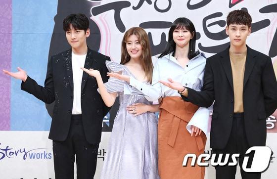 본문 이미지 - 배우 지창욱, 남지현, 권나라, 최태준(왼쪽부터)이 10일 오후 서울 목동 SBS에서 열린 SBS 수목 드라마 ‘수상한 파트너’ 제작발표회에 참석해 포즈를 취하고 있다. ⓒ News1 권현진 기자