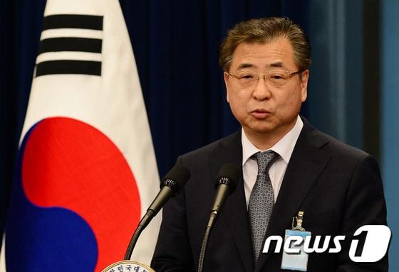 본문 이미지 - 문재인 정부 초대 국가정보원장으로 내정된 서훈 전 국정원 3차장이 10일 오후 청와대 춘추관에서 인사말을 하고 있다.2017.5.10/뉴스1 ⓒ News1 이광호 기자