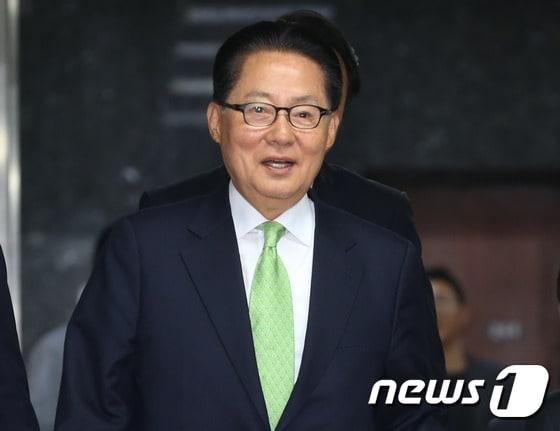 본문 이미지 - 당대표직 사퇴 의사를 밝힌 박지원 국민의당 대표가 11일 서울 여의도 국회에서 열린 최고위원-국회의원 연석회의에 참석하고 있다. 2017.5.11/뉴스1 ⓒ News1 허경 기자