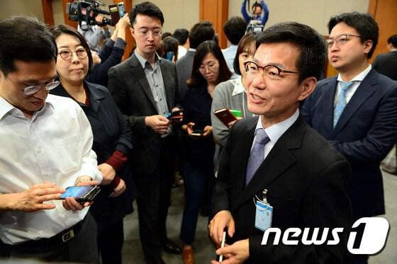 본문 이미지 - 문재인 정부 초대 총무비서관으로 임명된 이정도 기재부 행정안전예산심의관이 11일 오전 청와대 춘추관에서 취재진의 질문에 답하고 있다2017.5.11/뉴스1 ⓒ News1 이광호 기자