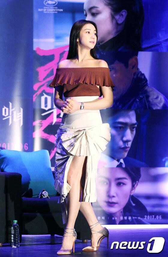 본문 이미지 - 배우 김옥빈이 11일 오전 서울 압구정cgv에서 열린 영화 ‘악녀’ 제작발표회에 참석하고 있다. ⓒ News1 권현진 기자