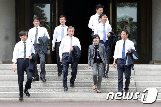 본문 이미지 - 문재인 대통령이 취임 다음날인 지난 2017년 5월 11일 신임 수석·비서관들과 차담회를 하기 위해 본관을 나서 경내 소공원으로 이동하고 있다. (청와대 제공) 2017.5.11/뉴스1 ⓒ News1 이광호 기자