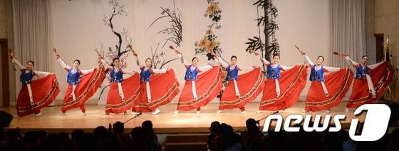 본문 이미지 - 강원 고성군 문화의집 대강당에서 열린 ‘평화통일염원 평양예술단 초청공연’에서 탈북예술인들이 무용 ‘박편무’를 선보이고 있다. 자료사진. 2017.5.11/뉴스1 ⓒ News1