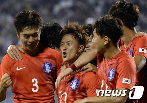본문 이미지 - 11일 충북 청주합운동장에서 열린 KEB하나은행 초청 U-20 월드컵 국가대표 평가전 대한민국과 우루과이의 축구 친선경기 전반전 대표팀 이승우가 득점에 성공한 뒤 동료들과 세레모니를 하고 있다. 2017.5.11/뉴스1 ⓒ News1 장수영 기자
