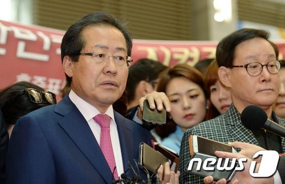 본문 이미지 - 홍준표 전 경남지사가 지난 12일 오후 인천국제공항에서 미국 LA로 출국하며 취재진 질문에 답하고 있다. 홍 전 지사는 취재진의 당대표에 도전할 의사가 있느냐는 질문에 &#34;당권에 도전할 의사가 없다&#34;고 밝혔다. /뉴스1 ⓒ News1 박세연 기자