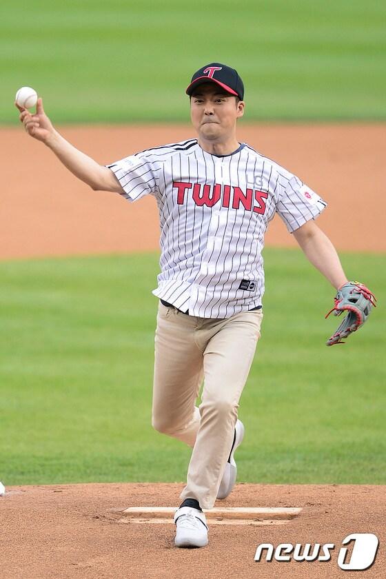 본문 이미지 - 12일 오후 서울 잠실야구장에서 열린 2017 프로야구 타이어뱅크 KBO리그 LG 트윈스와 한화 이글스의 경기에 방송인 전현무가 시구를 하고 있다. 2017.5.12/뉴스1 ⓒ News1 신웅수 기자