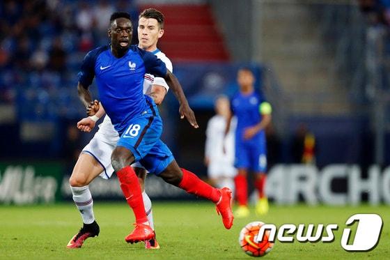 본문 이미지 - 장-케빈 오귀스탱을 최전방에 내세운 프랑스는 '2017 FIFA U-20 월드컵 코리아'에서 주목 받는 팀이다.  ⓒ AFP=News1