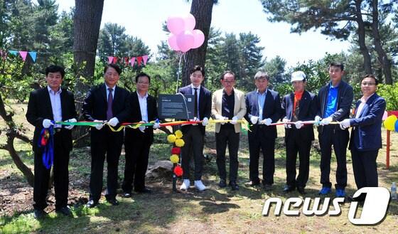 본문 이미지 - 14일 오전 제주 서귀포시 감귤박물관에서 열린 권지용(지드래곤) 숲 1호 개장식에서 내빈들이 기념 테이프를 자르고 있다.2017.5.14/뉴스1 ⓒ News1 오미란 기자