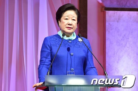 본문 이미지 - 한학자 세계평화통일가정연합 총재가 14일 일본 도쿄 아리아케 콜로세움에서 열린 '2017 효정문화페스티벌 인 도쿄' 행사에서 인사말을 하고 있다. (세계평화통일가정연합 제공) 2017.5.14/뉴스1