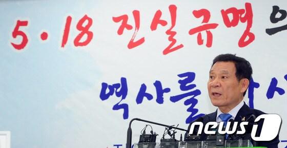 본문 이미지 - 윤장현 광주시장이 15일 오후 광주시청 5층 브리핑실에서 5‧ 18 헬기사격 진실입증 기자회견을 열고 정부의 5‧18 진실 규명을 촉구하고 있다.  2017.5.15/뉴스1 ⓒ News1 남성진 기자