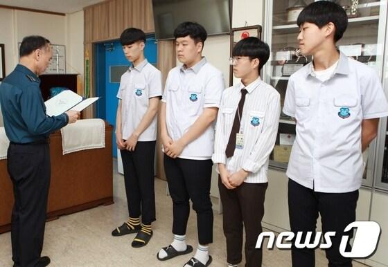 본문 이미지 - 오원심 충북 청주상당경찰서장이 15일 운호고등학교를 찾아 현금 43만원이 든 지갑을 주워 신고한 학생에게 표창을 주고 있다.(청주상당경찰서 제공)ⓒ News1