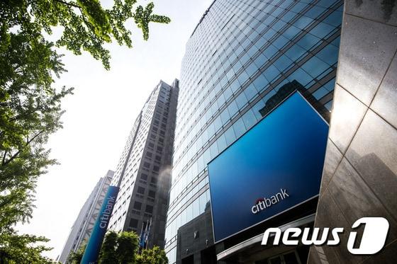 본문 이미지 - 16일 오전 서울 중구 씨티은행 본점 건물에 적막이 흐르고 있다. 2017.5.16 ⓒ 뉴스1 성동훈 기자