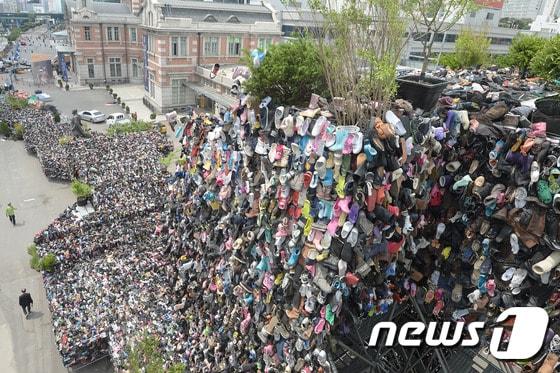 본문 이미지 - 16일 오전 서울 중구 서울역광장에 버려진 신발로 만든 '슈즈 트리(Shoes Tree)'가 설치 돼있다. 환경미술가 황지해 작가의 재능기부로 만들어진 '슈즈트리'는 신발 3만 켤레로 이루어진 높이 17m, 길이 100m의 대형 설치 미술 작품이다.  2017.5.16/뉴스1 ⓒ News1 황기선 기자