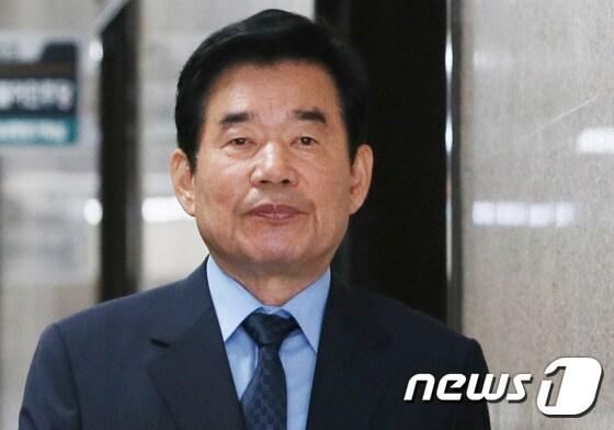 본문 이미지 - 문재인 대통령은 16일 대통령직인수위원회 역할을 할 국정기획자문위원회(이하 국정자문위) 위원장으로 김진표 더불어민주당 의원을 임명했다. (뉴스1 DB)2017.5.16/뉴스1 ⓒ News1 송원영 기자