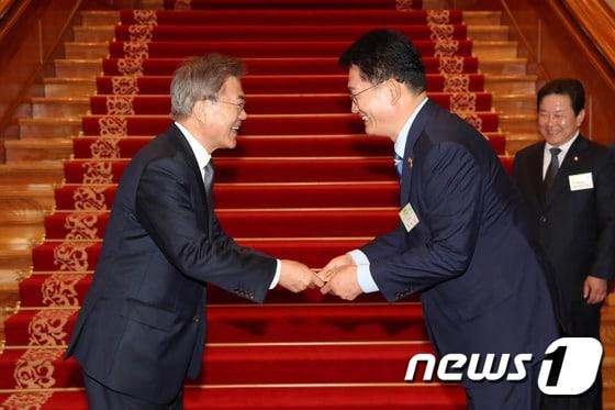 본문 이미지 - 문재인 대통령이 지난 16일 오후 청와대 본관 1층 로비에서 송영길 러시아 특사에게 친서를 전달하고 있다. (청와대) 2017.5.16/뉴스1 ⓒ News1 이광호 기자