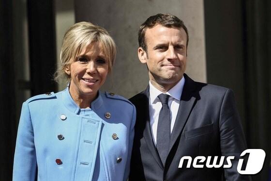 본문 이미지 - 에마뉘엘 마크롱 프랑스 신임 대통령(오른쪽)과 영부인 브리짓 트로뉴. ⓒ AFP=뉴스1