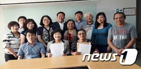 본문 이미지 - 지난 17일 필리핀 바기오시에서 강원 태백 통리초등학교(교장 최규남)와 필리핀 바기오시 린다완초등학교(교장 Maribeth A. Cuaresma)가 우호적인 교육교류를 위한 업무협약을 체결하고 있다. (태백시 제공) 2017.5.18/뉴스1 ⓒ News1 하중천 기자