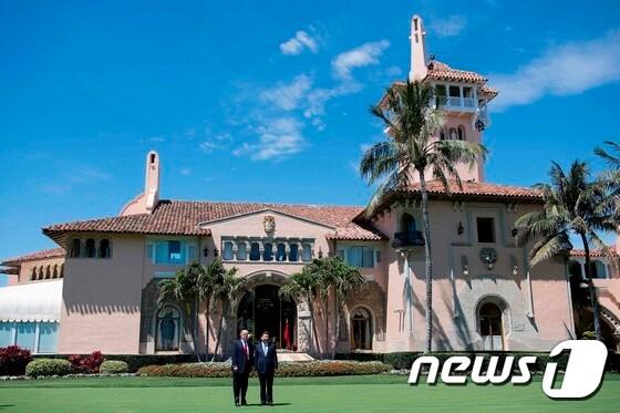 본문 이미지 - 도널드 트럼프 미국 대통령이 지난 4월7일 플로리다주 팜비치 소재 자신 소유의 호화 리조트인 마라라고에서 시진핑 중국 국가주석과 사진촬영을 하고 있다. ⓒ AFP=뉴스1